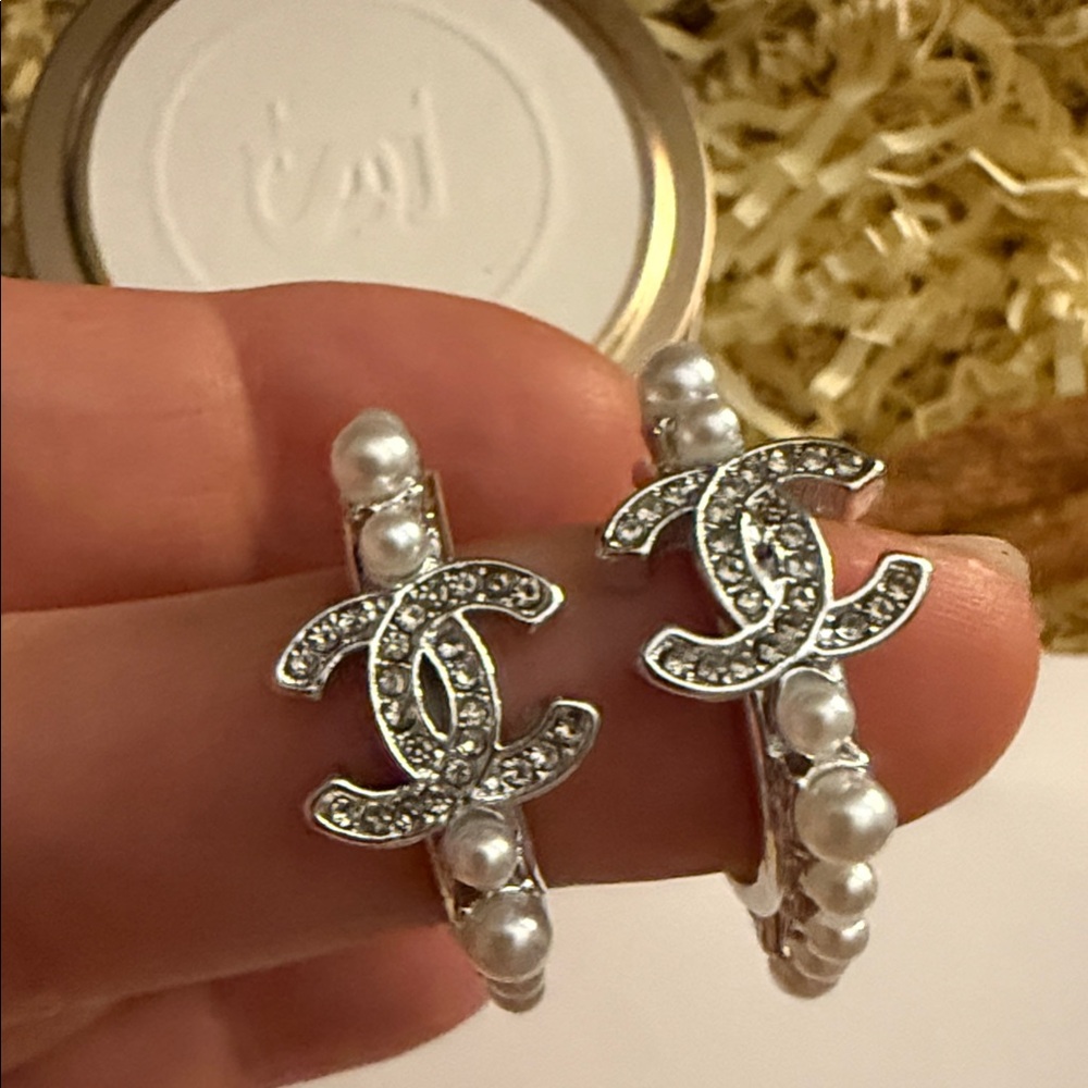 Fashion Jewelry Elegant Silver and Pearl Hoop Earrings